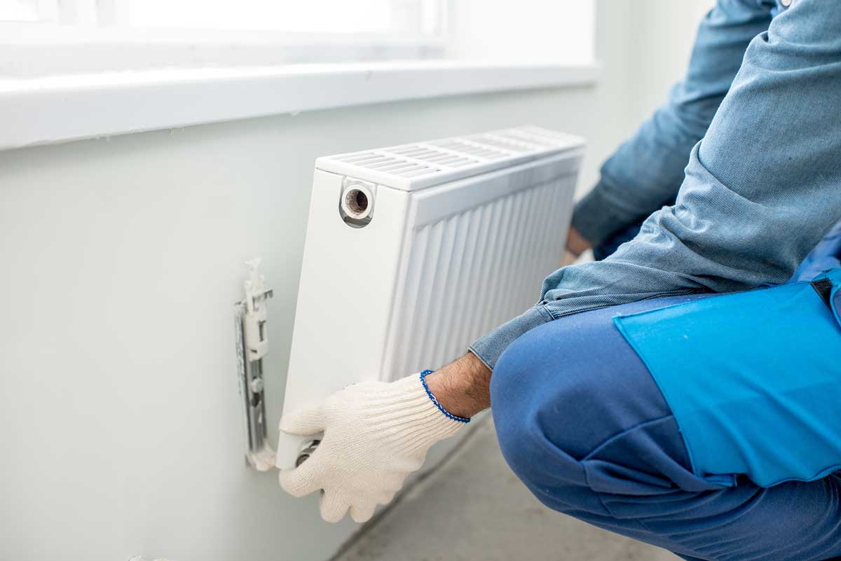 Professionnel installant un radiateur