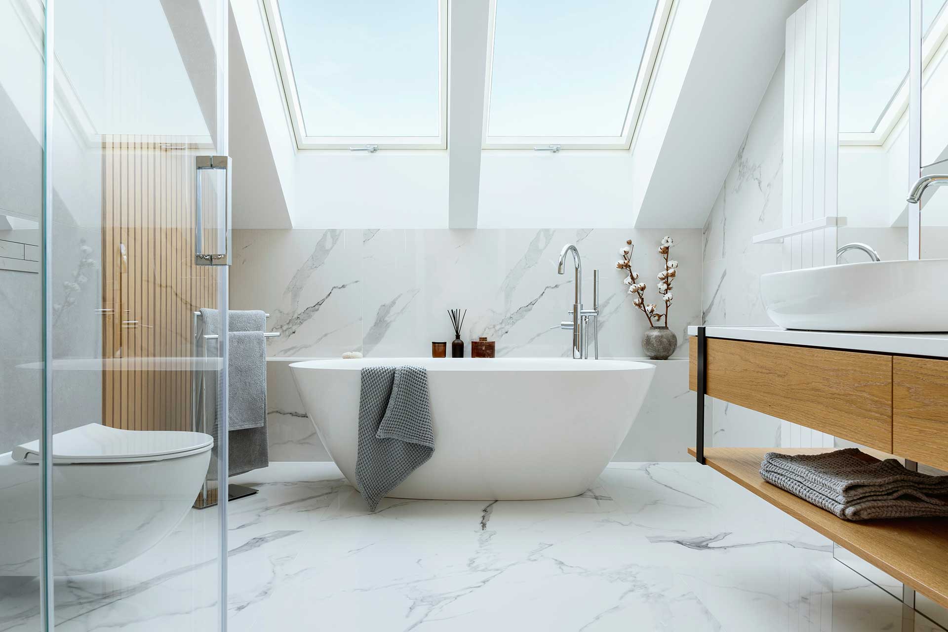 Salle de bain moderne avec baignoire